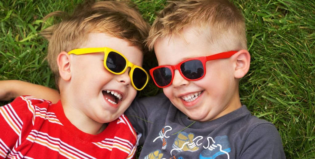 Kinder mit Sonnenbrille