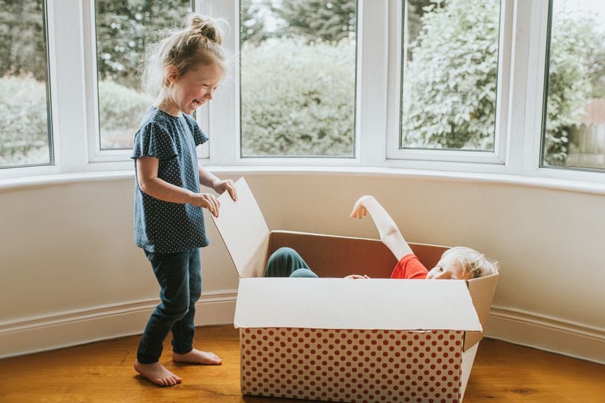 Zwei Kinder spielen Verstecken