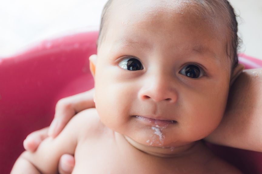 Baby mit etwas Milch am Kinn